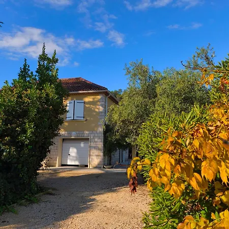 Villa Chantebise, Calme Et Elegance Avec Piscine Privee Tresques